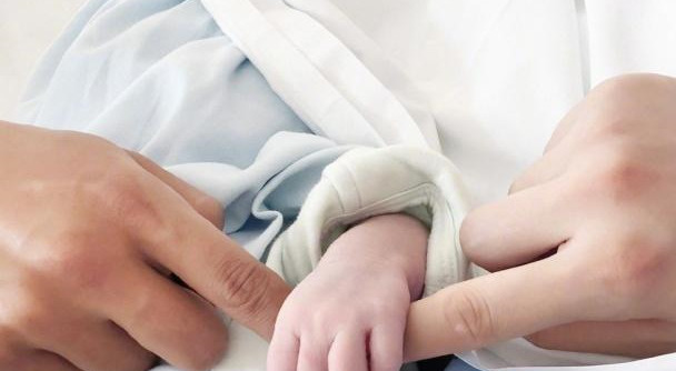 "小燕子"晒儿子近照,"好看弟弟"头发浓密,认真的样子好萌