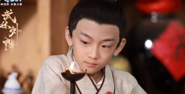 不得不说这个小演员方东海饰演的吕秀才非常的养眼呀,眉清目秀,书生气