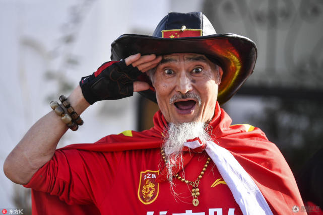 罗西率中国龙之队到场 怒目圆睁高举围巾