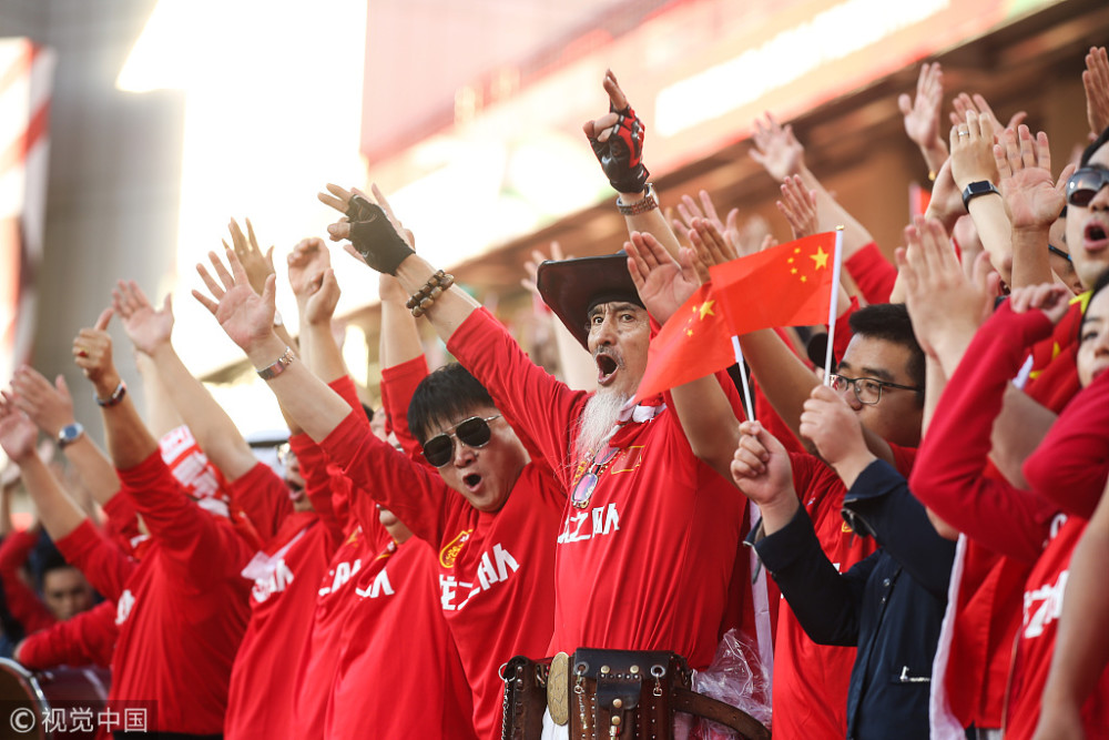 上一场为国足加油的龙之队球迷们
