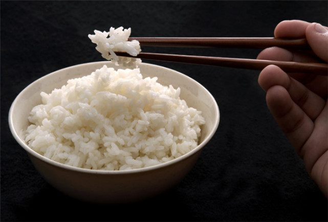 "用筷子还是勺子吃中国米饭更有效?"老外的回答很有意思