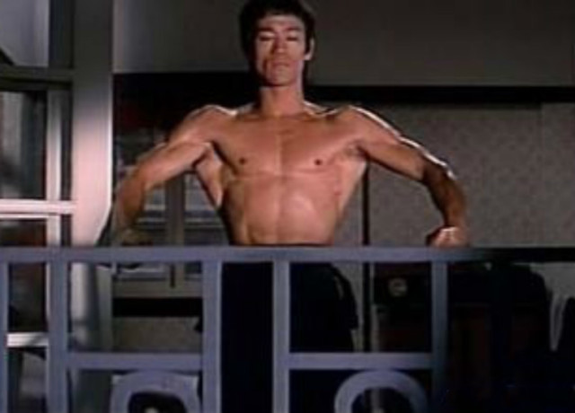 传奇人物的背部,前无古人后无来者,他就是李小龙的蝙蝠背