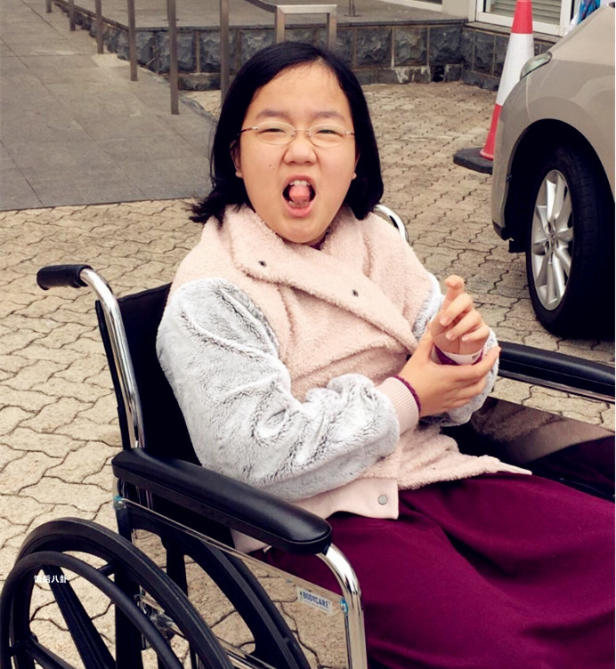 60岁陈美琪素颜陪养女逛街,闺女十分乖巧