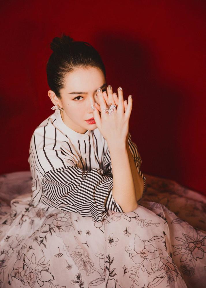 戚薇改走甜美路线了?蓬蓬裙搭丸子头,34岁辣妈