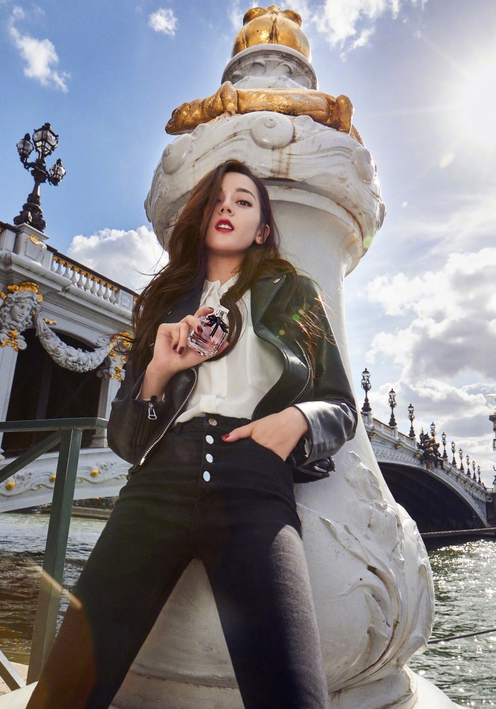 迪丽热巴终于变性感了,黑色皮衣配大红唇霸气