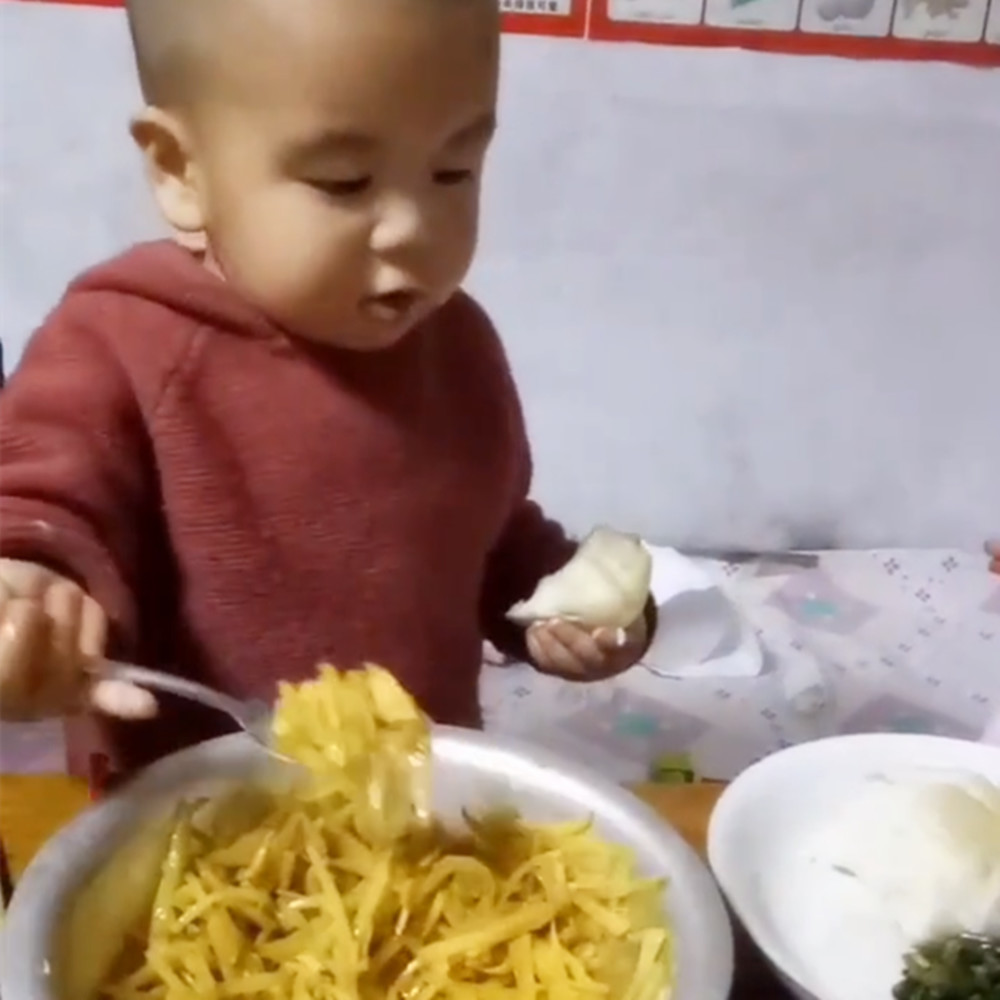 3岁宝宝食量太大,脸都快埋进菜盆里了,妈妈直