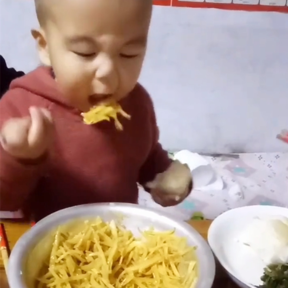 3岁宝宝食量太大,脸都快埋进菜盆里了,妈妈直