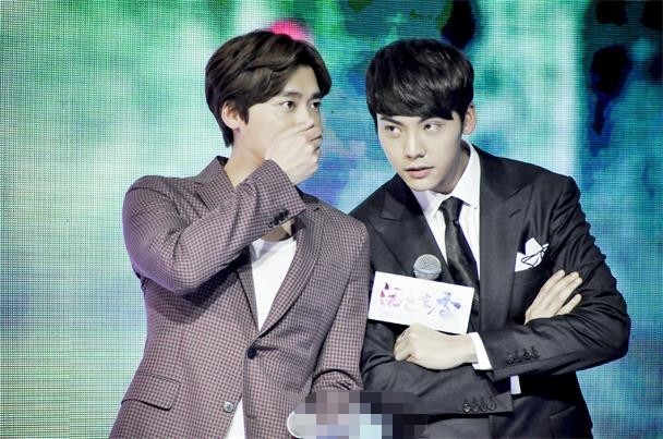 李易峰有多"江湖",敢捏王思聪脸,连黄磊的耳朵都不放过