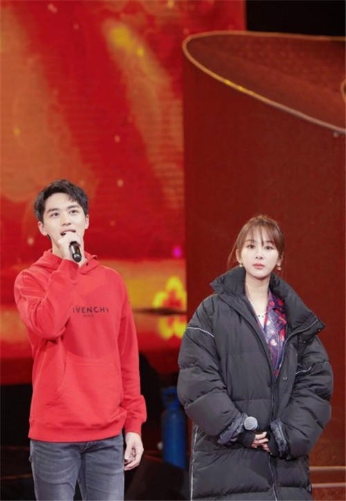 杨紫关晓彤同台春晚彩排现场,关晓彤的腿逆天