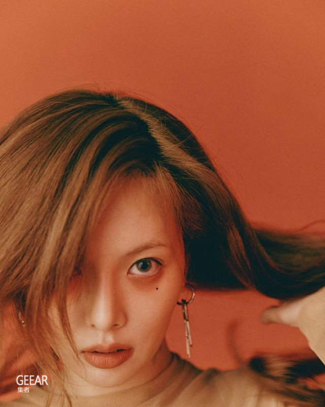 泫雅与金晓钟拍摄杂志封面,全程笑脸满是幸福