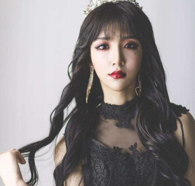 黑长直秀发一下变"御姐",网友:轩墨服输吗?_腾讯新闻