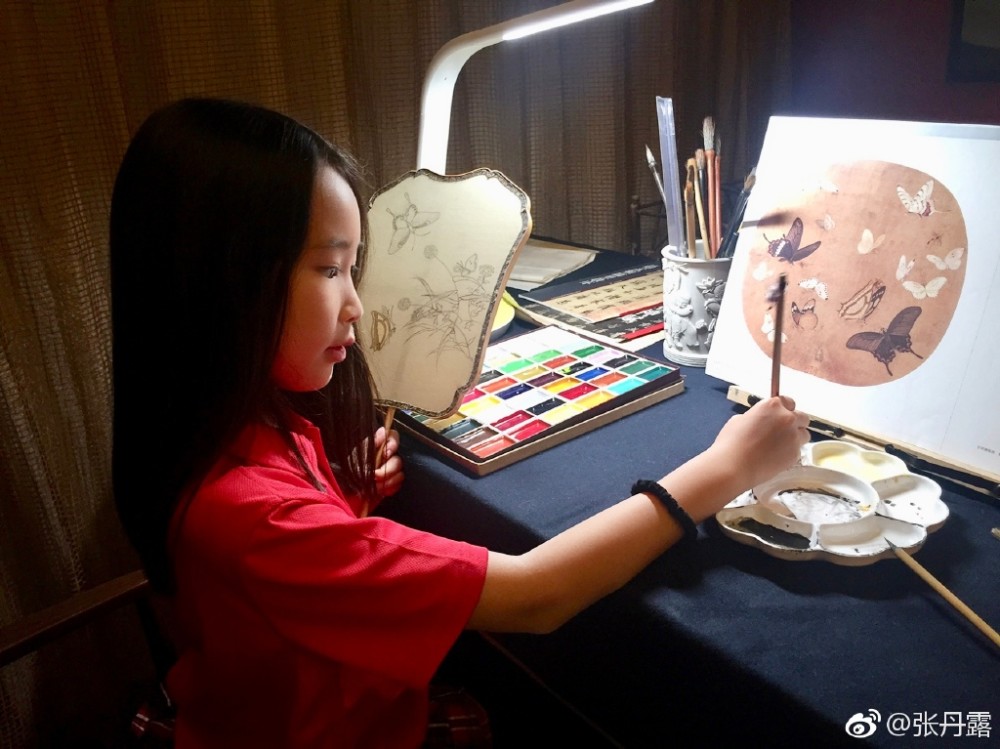 张丹露晒大女儿最新作品,堪称艺术品,妈妈被惊艳到,直呼:真美