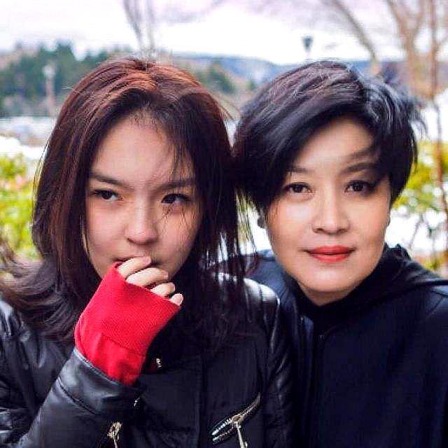 李咏去世后,哈文微博更换新头像,置顶《刘小姐》表明态度