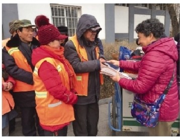 丹东老人缝400双鞋垫 寒冬送给环卫工