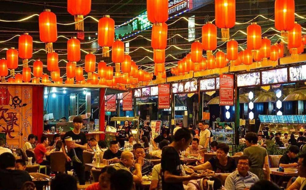 外国美女提醒在中国,晚上千万别出门,看到原