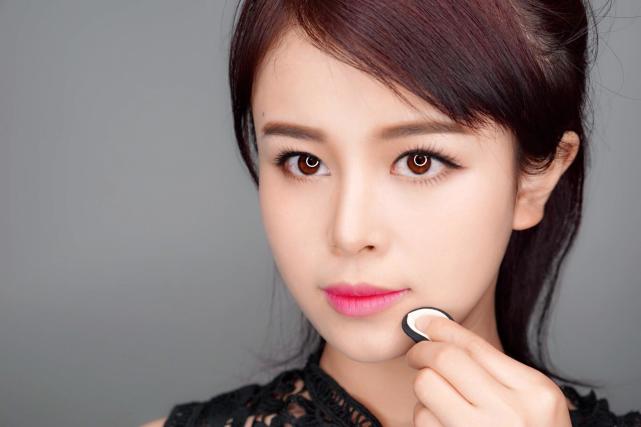 你的眼睛健康吗 若出现这些情况 为保护心灵的窗户 定要医治了