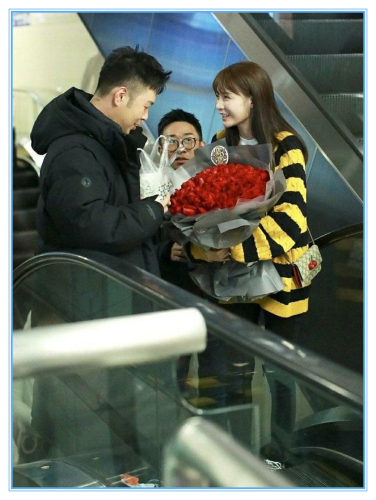 杜海涛沈梦辰又撒狗粮,机场送花还有摸脸杀,这