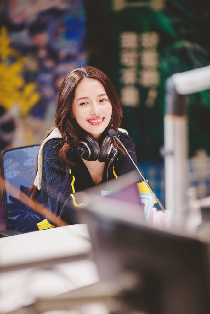 35岁郭碧婷穿西服,美回当年南湘少女样,踩针尖