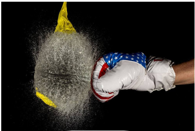 外国大叔将气球玩出新花样,超大型气球爆炸,网友:太刺激了