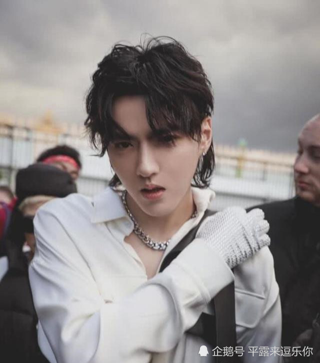 吴亦凡换新发型卷发配白衬衫尽显潇洒不羁,转身后小辫好man