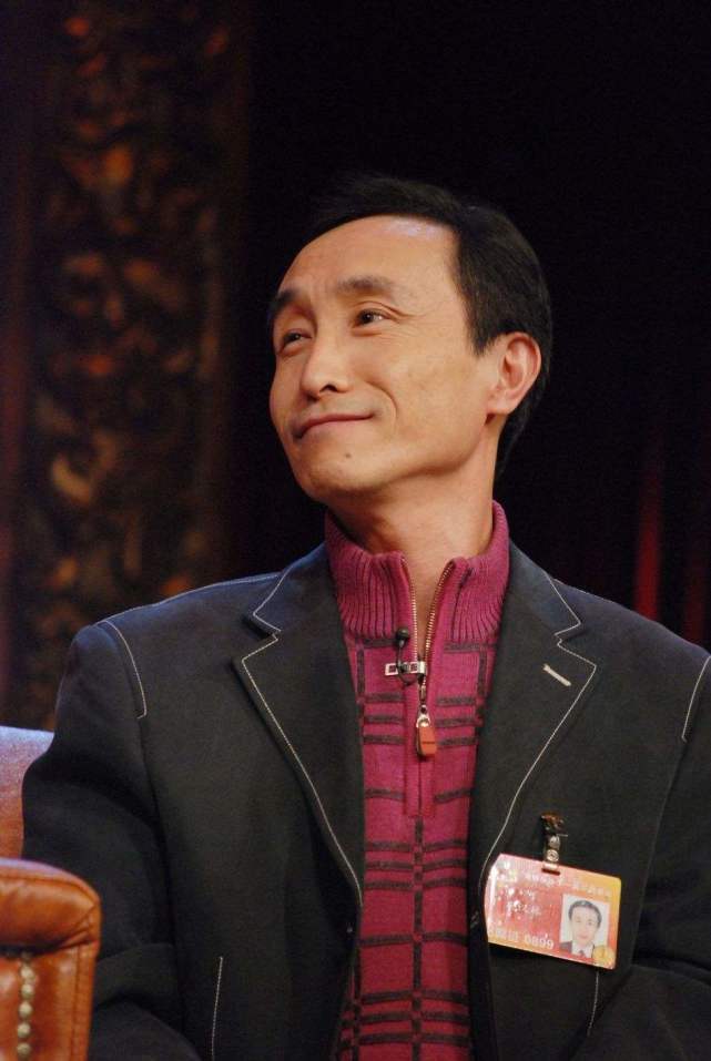 两人婚后生活很幸福,没想到盛强后来因病离世了,32岁的赵丽蓉带着两个