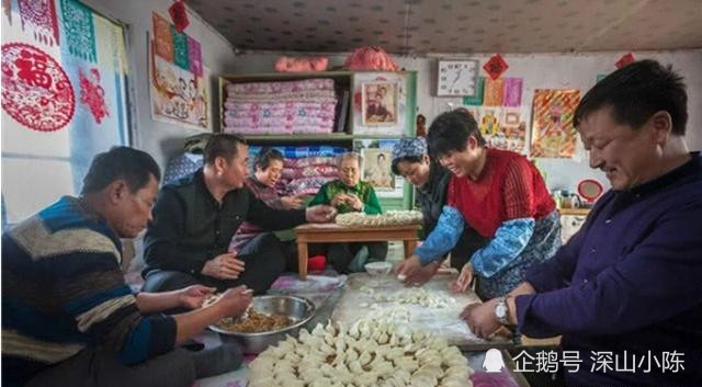 东北人在炕上吃饭,南方人看了:不嫌脏不嫌臭吗