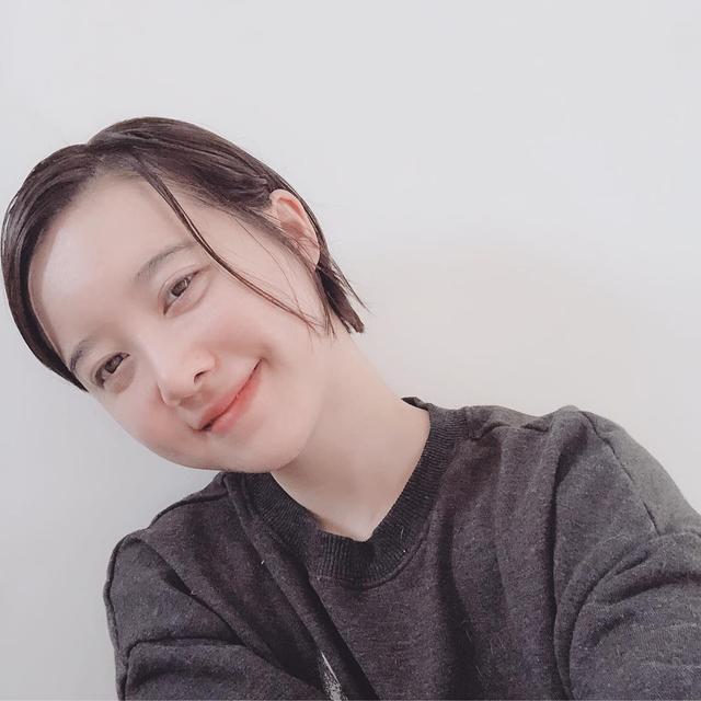 人妻具惠善剪短发被疑怀孕 油头显秃发际线危