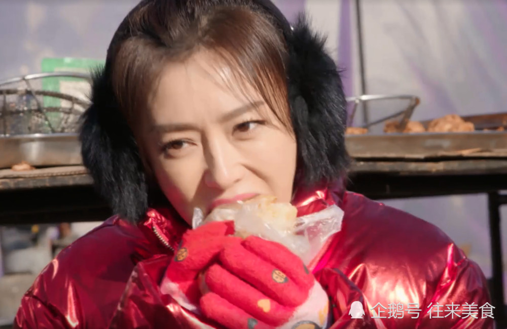 秦岚穿花棉袄蹲在地上吃煎饼,还跟老板讨价还