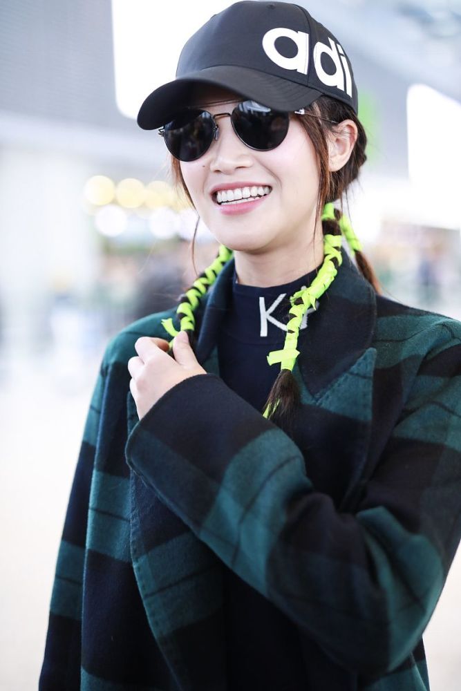 蓝盈莹绑绿发带麻花辫,对镜头俏皮微笑,果汁美爆发