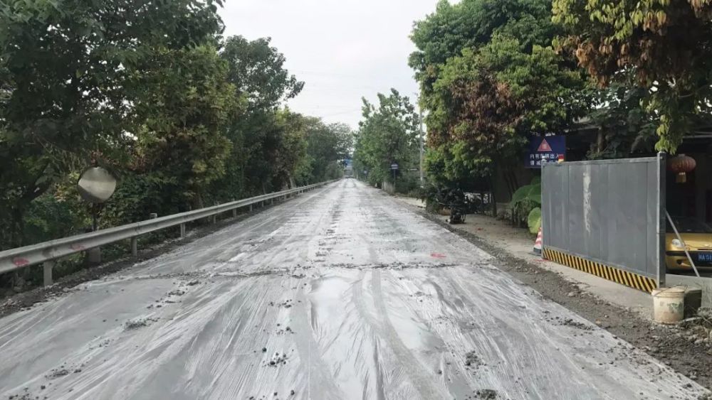 土路肩硬化 行車道組成路幅,由於道路右側臨河,全線設置波形護欄,加寬