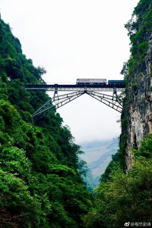 人字桥位于云南省红河州屏边县五家寨四岔河大峡谷上,波度箐站与倮姑