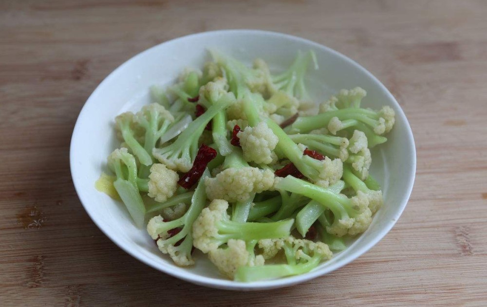 清炒菜花有兩種不同的做法學會後菜花更入味端上飯桌搶著吃