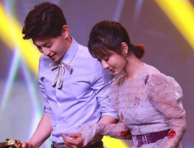 邓伦给赵丽颖烤鱼店捧场,吃条鱼用了三个小时