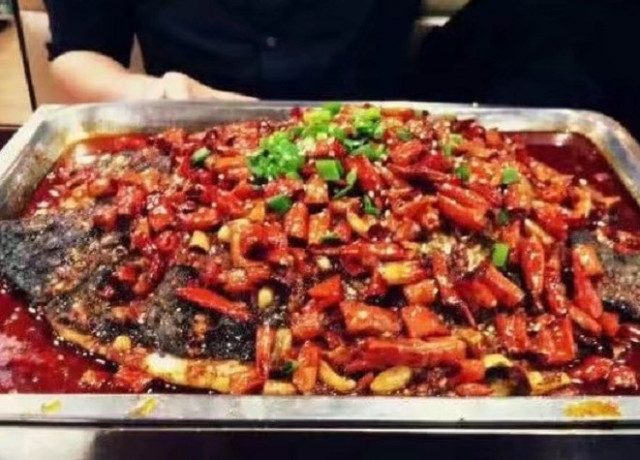 邓伦给赵丽颖烤鱼店捧场,吃条鱼用了三个小时