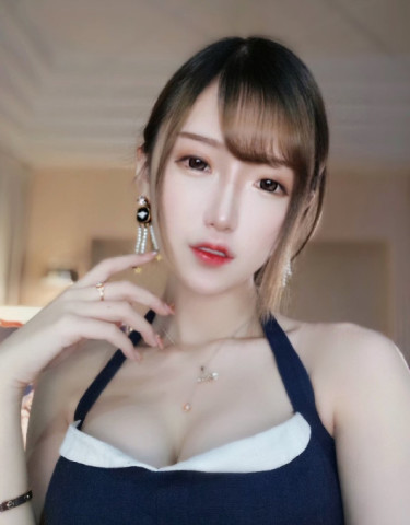 腐团儿放大招,cos女王艾斯德斯,大长腿神还原!