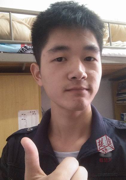 他叫张蔚,是该校土木工程大三学生.