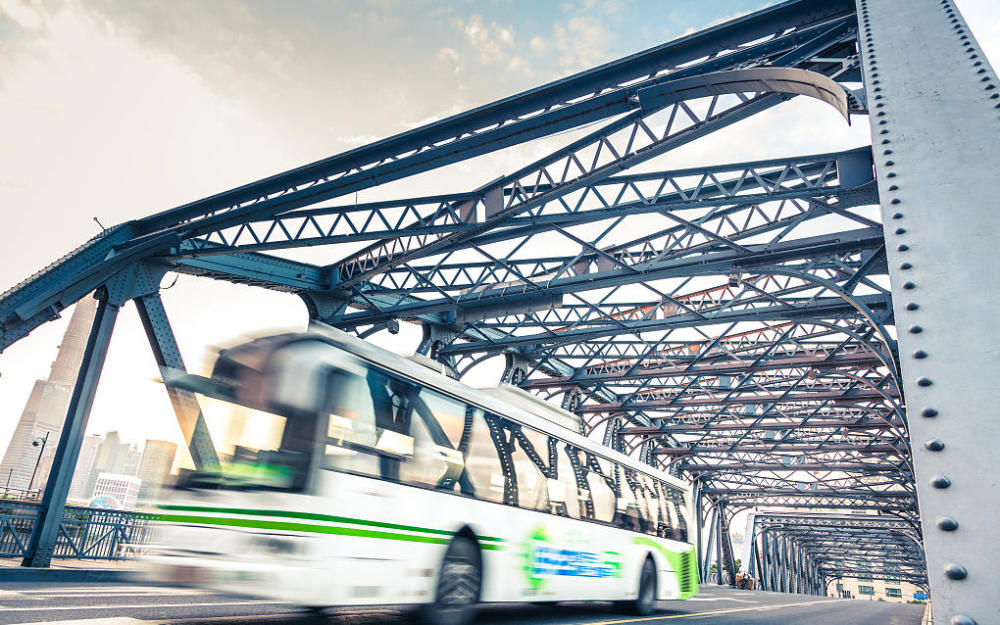 百位司机上门讨薪,彩虹巴士突然停运,共享经济