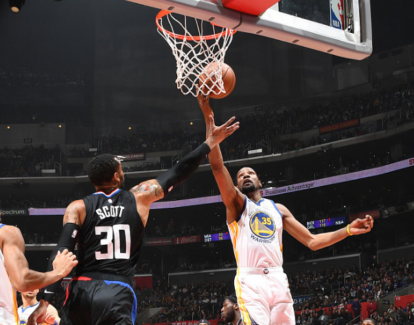 杜兰特手腕被打裁判视而不见 总分超滑翔机迎