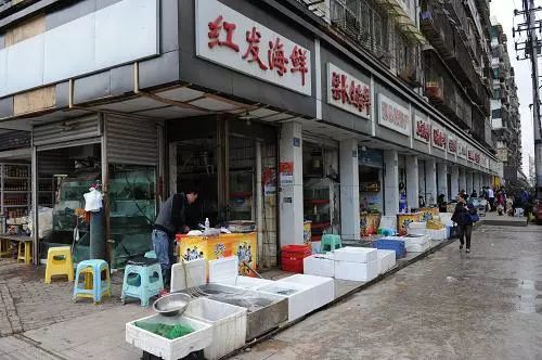 青雲路海鮮市場 攝/劉續這裡的海鮮種類齊全,蝦,蟹,花蛤,魚,凍貨等等