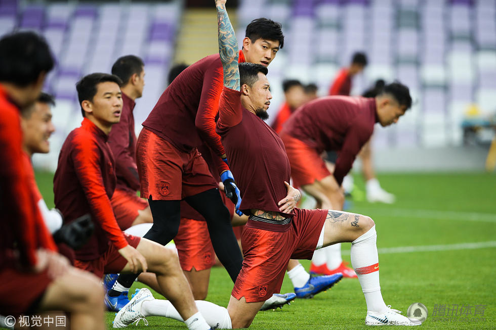 国足踩场训练 张琳芃热身秀身材引人侧目