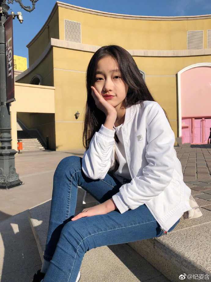 赵薇戏中女儿罗茜茜真的长大了,11岁已经是个小美女了