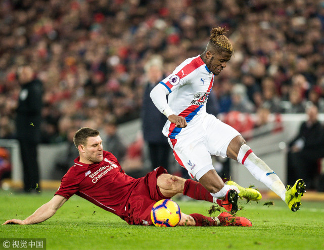 两队的身体对抗十分激烈