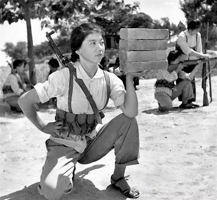 六七十年代的中国女民兵老照片巾帼不让须眉