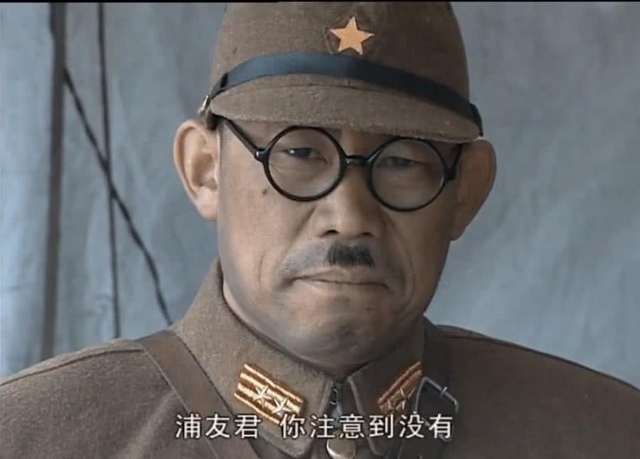 上图的这个日本人在第一集中是坂田联队的指挥者,他明明被李云龙给