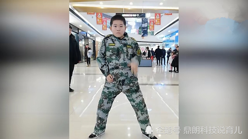 00后小学生跳机械舞走红,表演掉头吓坏小女孩