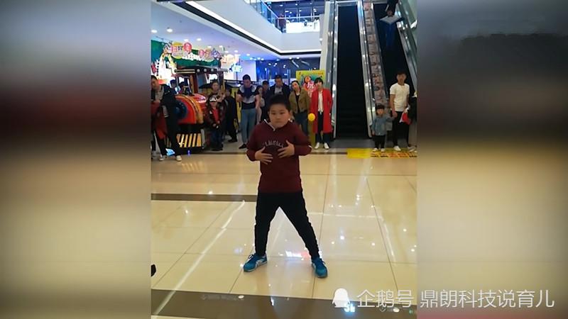 00后小学生跳机械舞走红,表演掉头吓坏小女孩