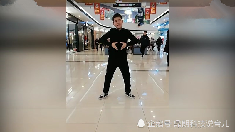 00后小学生跳机械舞走红,表演掉头吓坏小女孩