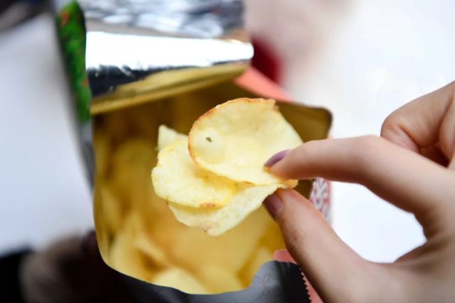 乐事又出奇葩新口味!吃了网红樱花牛乳薯片,我