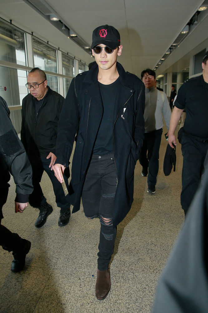 奶爸rain墨镜遮面潮装亮相帅气有型,不忘对粉丝礼貌挥手