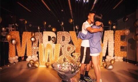 愣头青韦世豪也会玩浪漫 求婚仪式为女友圆梦